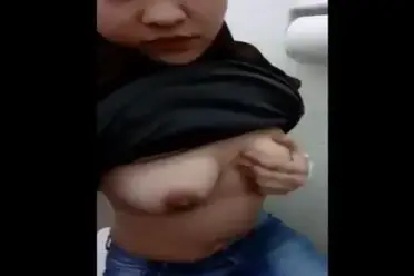 ABG Hijab Hitam Colmek Liar di Toilet Umum Basah